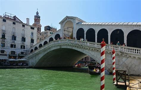 Rialto Bridge - Nomads Travel Guide