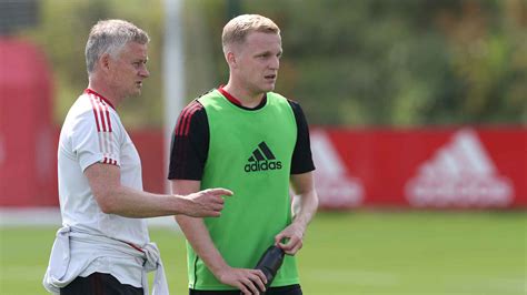 Donny van de Beek back in training with Man Utd | Manchester United