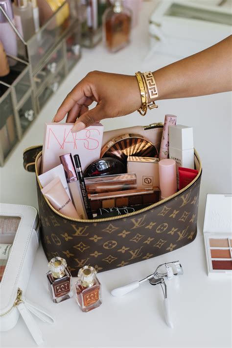 10+ Of The Best Travel Makeup Essentials To Take On Your Next Vacation ...