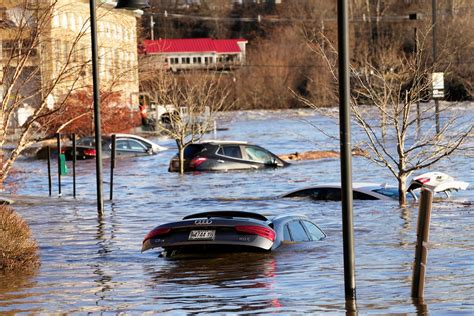 Flooding prompts evacuations in some Maine cities and towns 爱豆app