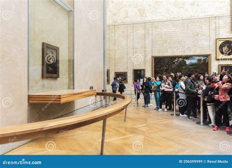 Visitors with Mona Lisa in Louvre Museum Editorial Stock Image - Image of painting, france ...