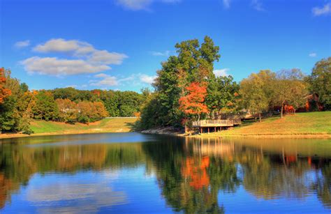 File:Gfp-missouri-st-louis-clubhouse-pond-and-scenery.jpg - Wikimedia Commons