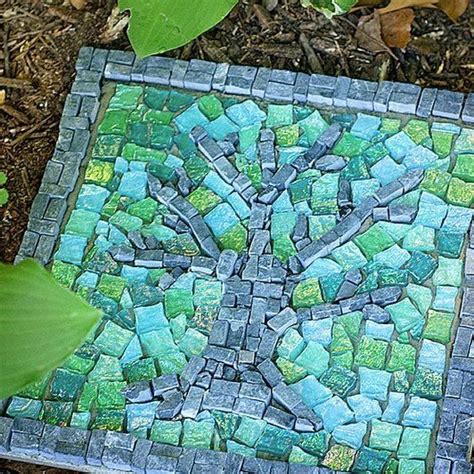 DIY Mosaic stepping stones by jerri | Mosaicos, Artes e artesanato, Jardinagem em recipientes