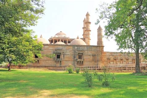 Fort and towers at Pavagadh Archaeological Park World Heritage — Stock ...