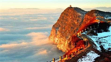 Mount Emei - Golden Temples on the Peak | ChinaFetching