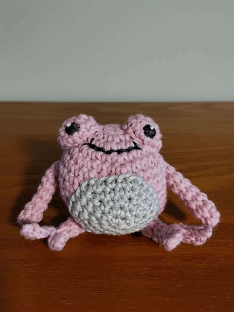 Pink frog I made as a Christmas gift : r/crochet