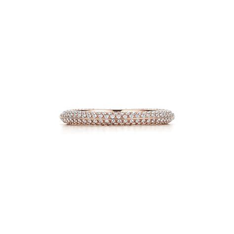 Tiffany® Setting band ring in 18k gold with pavé diamonds. | Tiffany & Co.