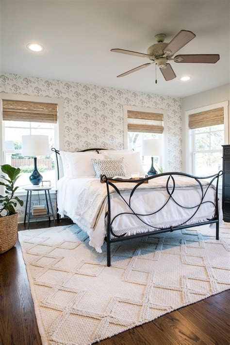 20+ Joanna Gaines Bedroom Ideas - HMDCRTN