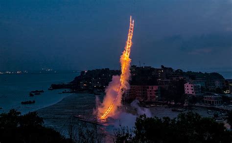 Cai Guo-Qiang – “Sky Ladder” (China) « Arrested Motion