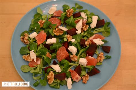 Salad with beets, grapefruit, walnuts and goat cheese - Anne Travel Foodie