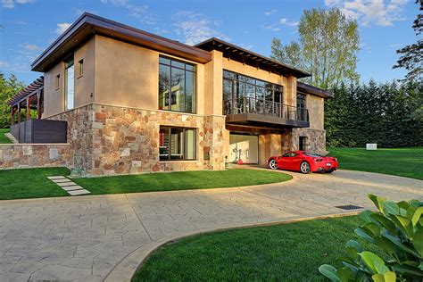 $4 Million 2 Bedroom, 2.5 Bathroom House w/ 16-Car Garage Is Ideal Automotive Enthusiast Haven