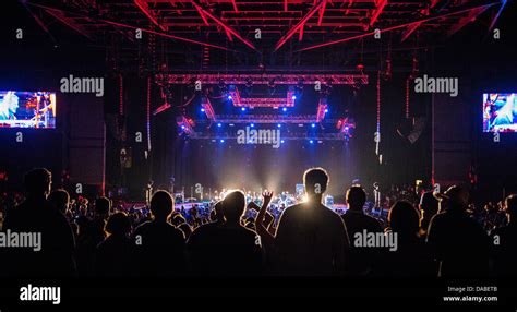 Audience at a concert cheering Stock Photo - Alamy