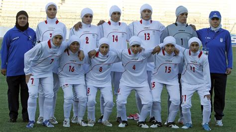 Fußball: Im Frauen-Nationalteam des Iran spielen acht Männer - WELT