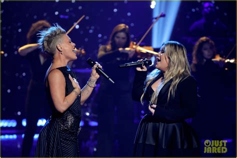 Photo: pink kelly clarkson duet iheartradio music awards 003 | Photo 4914470 | Just Jared