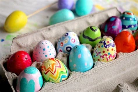 How to Paint Plastic Easter Eggs - They're Gorgeous! - Happy Hooligans