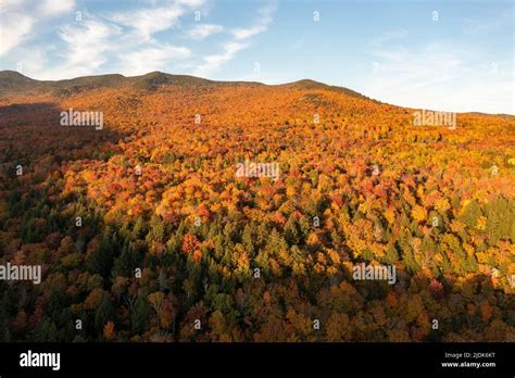 Panoramic view of peak fall foliage in Smugglers Notch, Vermont Stock Photo - Alamy