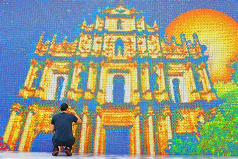 World Record: The Largest Rubik's Cube Wall Mosaic (85,794 Cubes)