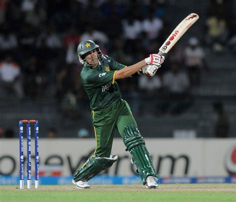 Umar Gul slammed 32 off 17 balls to revive Pakistan | ESPNcricinfo.com