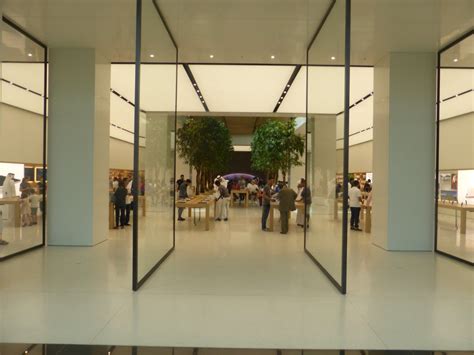 Dubai Mall of the Emirates: Finally Apple Stores take digital signage ...