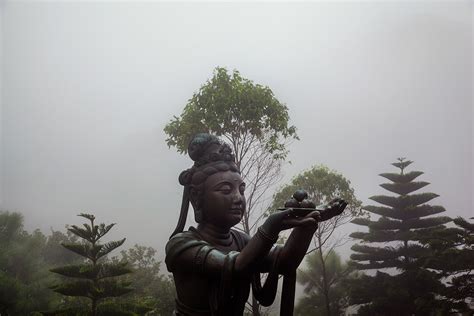 sending postcards: Tian Tan Buddha