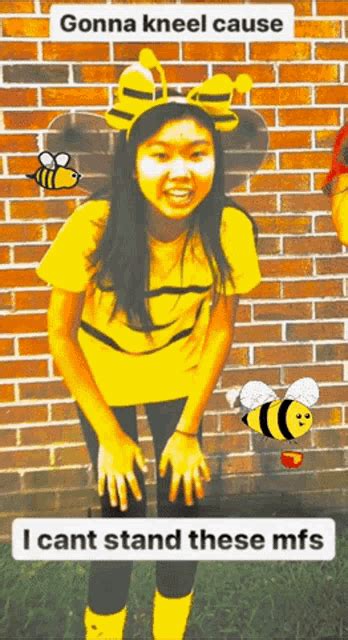 Bee Costume Girl GIF – Bee Costume Girl Kneeling – GIFs entdecken und teilen