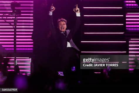 Mexican singer Luis Miguel performs during his eighth from ten... News ...