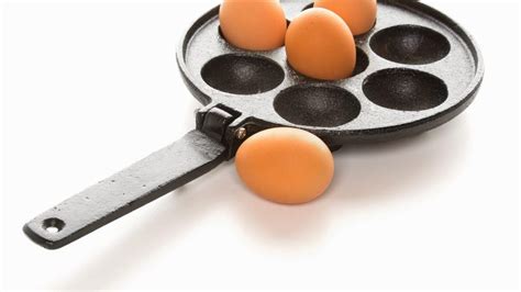 How to Use an Egg Poacher Pan