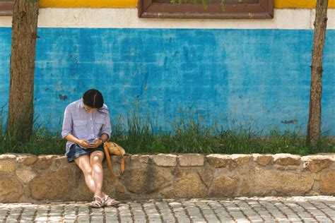 Jeune, femme, séance, téléphone, rue | Photo gratuite | LibreShot