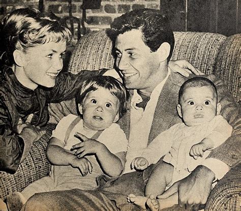 File:Debbie Reynolds, Carrie Fisher, Eddie Fisher, and Todd Fisher, 1958.jpg - Wikimedia Commons