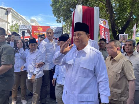 Jelang HUT ke-15, Gerindra Siapkan Bendera-Spanduk 'Prabowo Presiden 2024'