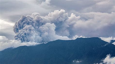 Indonesia Volcano Eruption: 11 Dead, Lava Spreads Up to 3 Km Height, Villages Evacuated Amidst ...