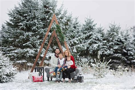 Christmas Mini-Sessions at Wagner's Tree Farm || Milwaukee, WI