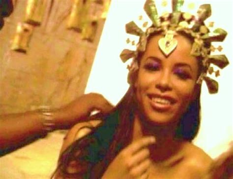 Aaliyah on the set of the movie "Queen of the Damned " - Aaliyah Photo ...