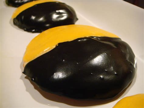 Delicious Dishings: Boston Bruins Black And Gold Cookies