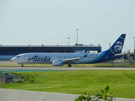 Alaska Airlines Flight Tracker & Guide