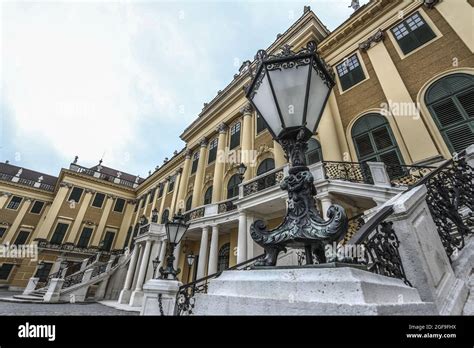 View of famous Schoenbrunn Palace Stock Photo - Alamy