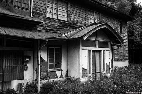 A long-abandoned and wonderfully untouched old Japanese clinic — Tokyo Times