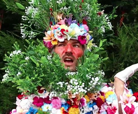 Midsommar May Queen Halloween Costume : 8 Steps - Instructables