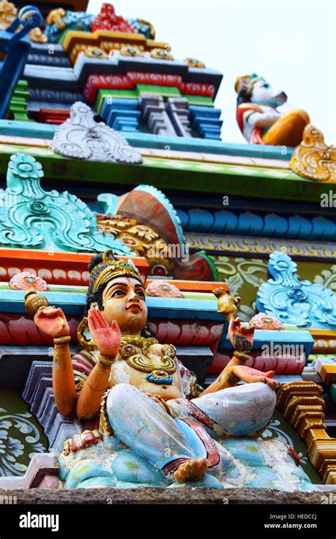 Hindu temple statues hi-res stock photography and images - Alamy