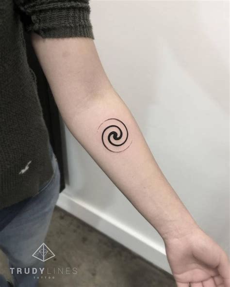 Small spiral tattoo on the left inner forearm. | Tatuajes chulos ...