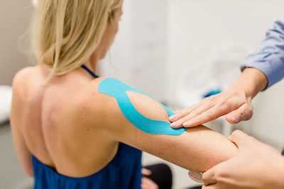 Pain in Upper Right Arm between Elbow and Shoulder: 12 Causes, 3 Treatments