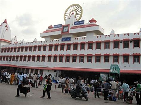 people infront of main gate of varanasi station | Veethi