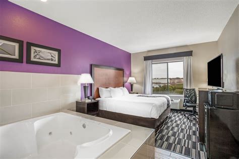 La Quinta Inn & Suites by Wyndham Norwich-Plainfield-Casino | Plainfield, CT Hotels