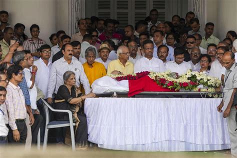 Buddhadeb Bhattacharjee death | Red salute and tears: Bengal CPI(M) bids farewell to Buddhadeb ...