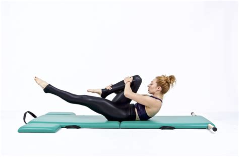 Single Leg Stretch on the Mat | Online Pilates Classes