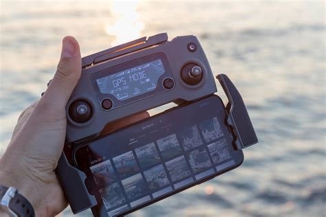 Smartphone mit der DJI Mavic 2 Drohnensteuerung im GPS Mode, vor dem Mittelmeer in Griechenland ...