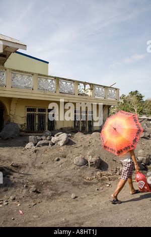 Clearing Ashes after Volcano Eruption, Mount Mayon Volcano, Legaspi Stock Photo - Alamy