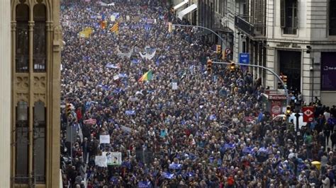 Barcelona protest to support refugees draws thousands - BBC News