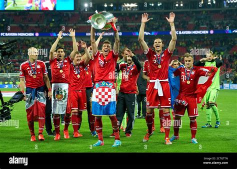 BAYERN MUNICH CELEBRATE WINNING THE CHAMPIONS LEAGUE BORUSSIA DORTMUND ...