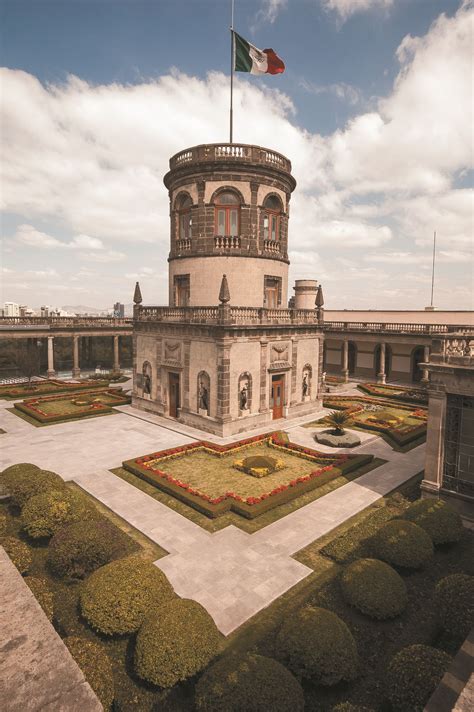 Jardin del Alcazar. La torre del caballero alto fue construida hacia 1840 por el colegio militar ...